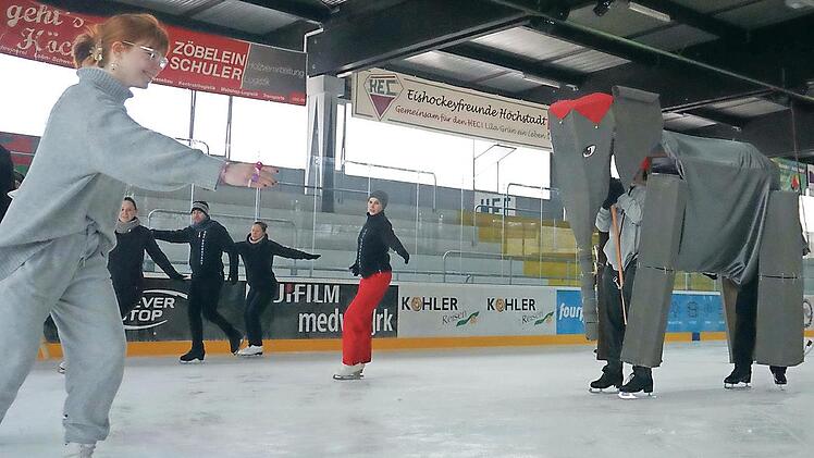 Irina Horn (in der Mitte des Kreises), die sportliche Leiterin der Eiskunstlaufabteilung, trainiert Läuferinnen und Läufer für die Eisgala, bei der auch aufwendige Requisiten wie ein asiatischer Elefant gezeigt werden.
