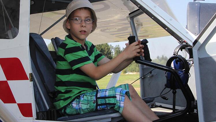 Auch Benjamin ist begeistert von den Maschinen am Flugplatz. Am Steuer fühlt er sich richtig wohl.