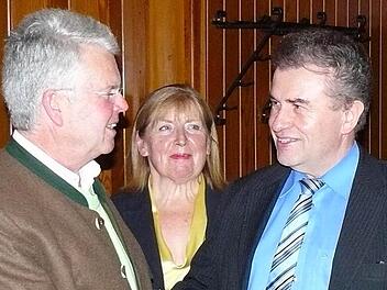 CSU-Ortsverbandsvorsitzender MdL Ludwig Freiherr von Lerchenfeld (links) gratuliert Bürgermeister Siegfried Beyer zur einmütigen Nominierung; mit im Bild FU-Ortsverbandsvorsitzende Christine Schoch. Foto: Klaus-Peter Wulf