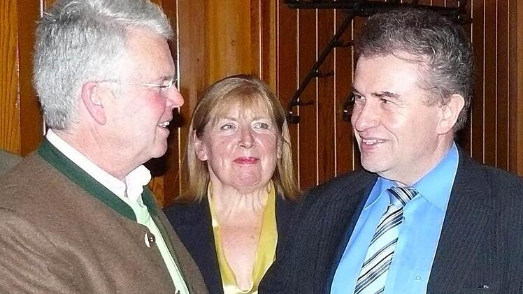 CSU-Ortsverbandsvorsitzender MdL Ludwig Freiherr von Lerchenfeld (links) gratuliert Bürgermeister Siegfried Beyer zur einmütigen Nominierung; mit im Bild FU-Ortsverbandsvorsitzende Christine Schoch. Foto: Klaus-Peter Wulf
