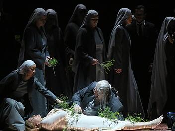Frisches Grün für die tote Elisabeth: Szene aus dem 3. Akt mit Ann Petersen (Elisabeth) und Peter Seiffert (Tannhäuser) Foto: Stephanie Pilick/dpa