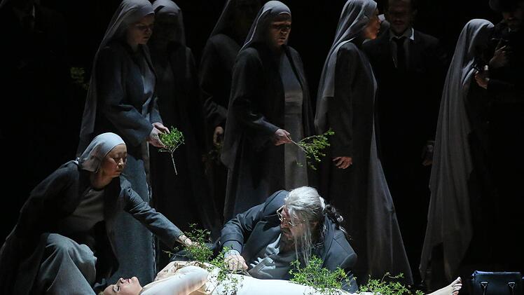 Frisches Grün für die tote Elisabeth: Szene aus dem 3. Akt mit Ann Petersen (Elisabeth) und Peter Seiffert (Tannhäuser) Foto: Stephanie Pilick/dpa