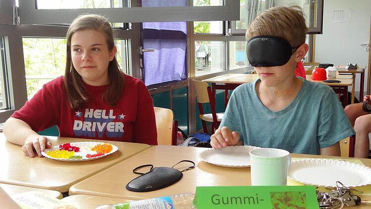 Das Gummibärchen nur am Geschmack zu erkennen, war überhaupt nicht so einfach. Fotos: Johanna Eckert
