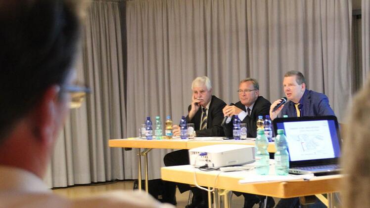 Sozialreferent Ralf Haupt, OB Andreas Starke (SPD) und Stefan Krug von der Regierung von Oberfranken (v.l.) informierten über die Erstaufnahmeunterkunft. Foto: Sebastian Martin