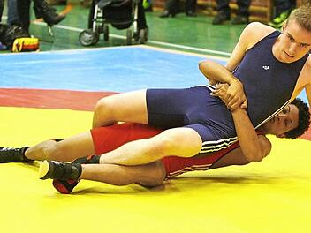Hagos Musazgi (unten/hier im Kampf gegen Antony Fry vom TSV Feucht) konnte im Heimkampf gegen Bamberg keine Punkte für Marktleugast beisteuern. Foto: Monika Limmer