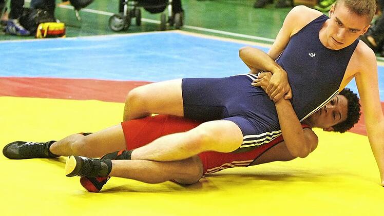 Hagos Musazgi (unten/hier im Kampf gegen Antony Fry vom TSV Feucht) konnte im Heimkampf gegen Bamberg keine Punkte für Marktleugast beisteuern. Foto: Monika Limmer