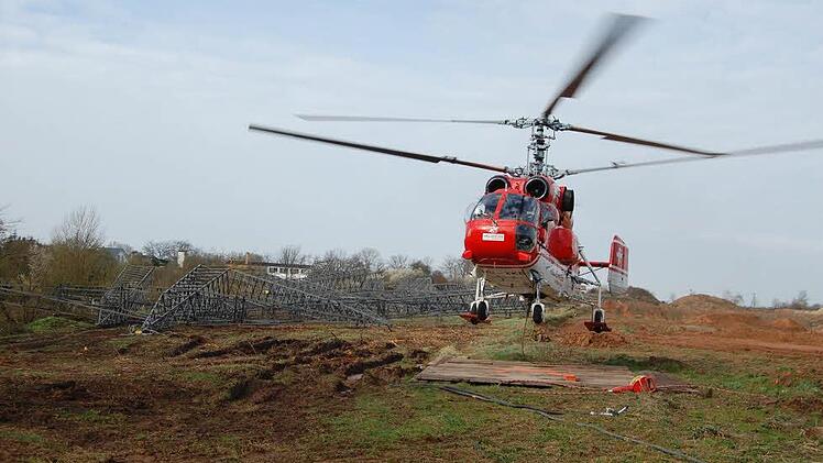 Der Helikopter setzt zur Landung an. Im Hintergrund die abgelegten Strommasten der 110-kV-Leitung. Foto: Andreas Welz