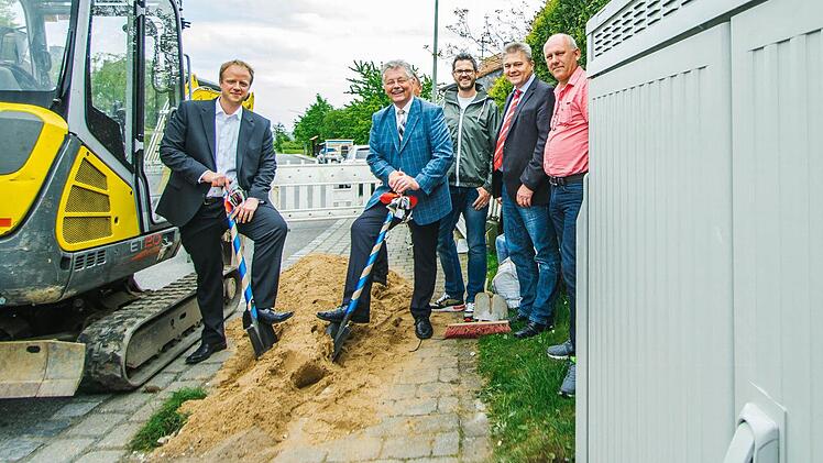 Freuten sich, dass die Bauarbeiten nun beginnen können: Andreas Rudloff (Telekom/von links), Bürgermeister Herbert Schneider, Torsten Michel (Markt Küps) sowie Friedrich Weinlein und Stefan Husfeldt (beide Telekom). Foto: Marian Hamacher