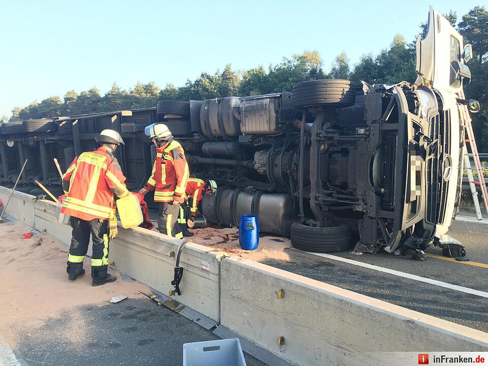 Sattelzug kippt in Baustellenbereich bei Nürnberg um