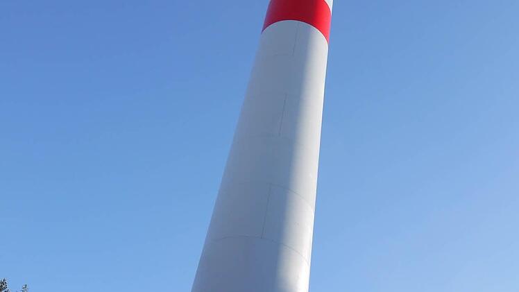 Ganz schön hoch: Auf 80 Metern sind die Türme für die Windkraftanlagen - die hier Sebstian Kohl, Dieter Scherbel und Werner Thomas (von links) in Augenschein nehmen - inzwischen angelangt. Foto: Berthold Köhler