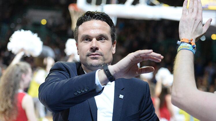 Bayreuths Trainer Raoul Korner feiert den 18. Saisonsieg mit seinem Team. Foto: Peter Mularczyk
