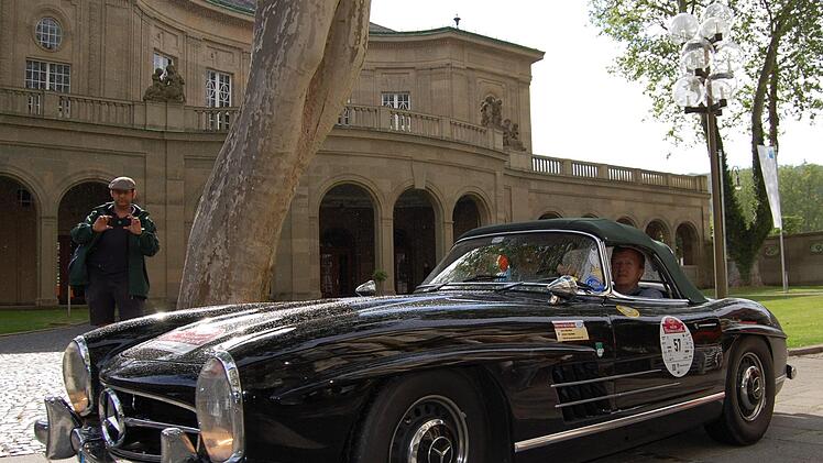 Dieser schnittige Mercedes passiert gerade den Regentenbau. Foto: Sigismund von Dobschütz
