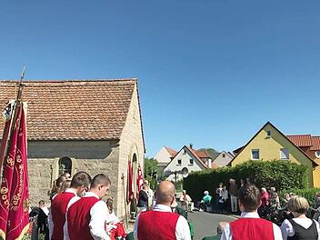 Die Oerlenbacher feierten an der Kriegerged&auml;chtniskapelle die gelobte Prozession.  Foto: Martina Straub/Gemeinde