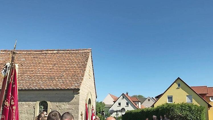 Die Oerlenbacher feierten an der Kriegerged&auml;chtniskapelle die gelobte Prozession.  Foto: Martina Straub/Gemeinde