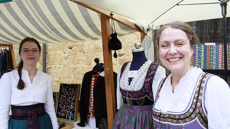 Rosalie Postatny (l.) und Dagmar Rosenbauer zeigen fr&auml;nkische Tracht. Foto: Andreas Hofbauer
