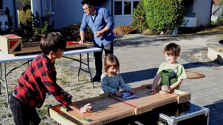 W&auml;hrend sich die Erwachsenen mit dem reichlichen Angebot der Speisen und Getr&auml;nke wohlf&uuml;hlten, bot die "Spielstra&szlig;e" jede Menge M&ouml;glichkeiten zur Bet&auml;tigung. Foto Dieter Radziej