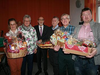 Auszeichnung für 40 und 25 Jahre Mitgliedschaft: Lydia Muth, Ortsverbandsvorsitzende Monika Emmerth, stellvertretender Kreisvorsitzender Helmut Beck, Werner Below, Albin Geis und Michael Pfülb.Foto: Gabriele Sell