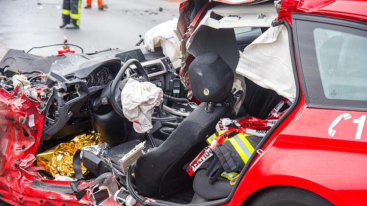 Tödlicher Unfall bei Marktsteft: Feuerwehrmann verliert Leben bei Einsatzfahrt. Foto: NEWS5 / DESK