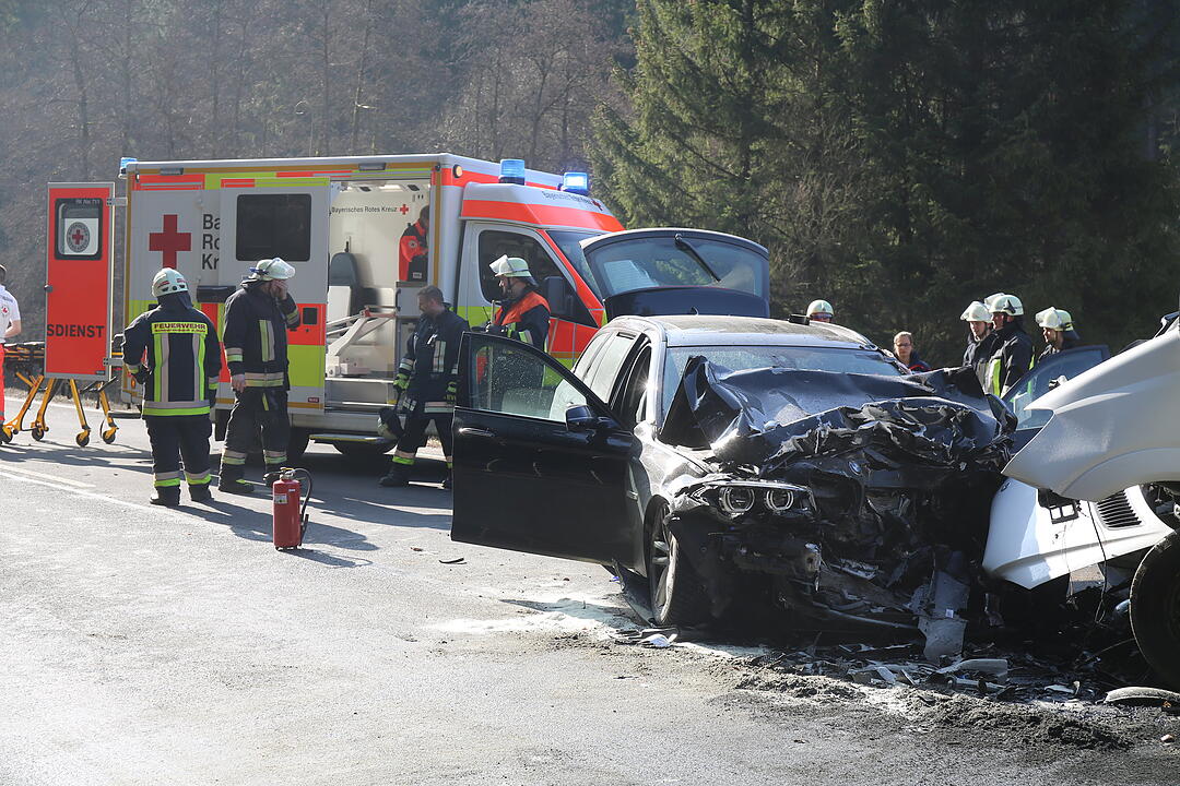 Rettungshubschrauber nach Frontalcrash im Einsatz
