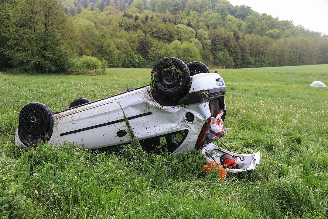 Nach 15-Meter-Flug: Corsa landet auf Dach in Wiese