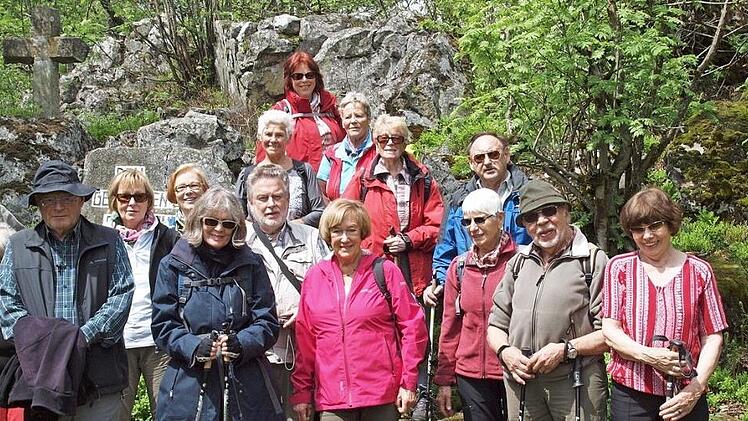 Am Denkmal für die gefallenen Brüder des Rhönklubs entstand das Foto mit einem Teil der Wanderer.  Foto: Hans-Jürgen Neumann