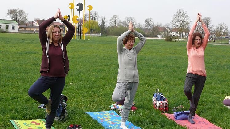 Verbunden mit Himmel und Erde: Die Baumhaltung bekommt im Freien eine noch viel ursprünglichere Bedeutung.  Fotos: Karina Brock