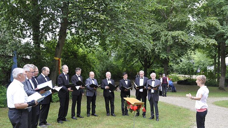 Wuchtige Männerstimmen - die Saalemannen aus Bad Bocklet mit ihrer Leiterin Martina Faber. Peter Klopf