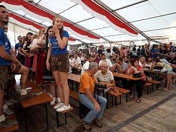 Im Festzelt warteten die vielen Besucher auf den offiziellen Anstich. Fotos: Richard Sänger