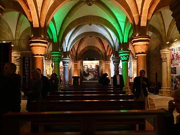 Die Domkrypta erstrahlt während der Ausstellungsdauer in den Farben Indiens. Foto: Marion Krüger-Hundrup