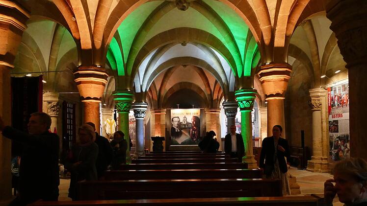 Die Domkrypta erstrahlt während der Ausstellungsdauer in den Farben Indiens. Foto: Marion Krüger-Hundrup
