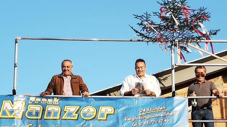 Beim Richtspruch von links nach rechts Bürgermeister Robert Hümmer. Erster Kommdant Frank Manzer und Mitarbeiter Gerhard Firnschild