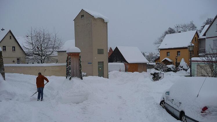 Weihnachten 2010: Das bedeutete vor allem Schneeschippen vor der Haustüre. Foto: Heike Beudert