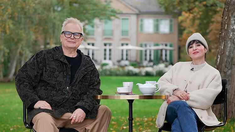 Herbert Gr&ouml;nemeyer und Autorin Mely Kiyak treffen sich an der Liebermann-Villa am Berliner Wannsee zu Getr&auml;nken und Gespr&auml;chen.