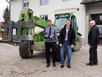Der bisherige Vorsitzende Andreas Will (rechts) übergibt den Maschinenring Bamberg in jüngere Hände. Zu seinem Nachfolger wurde Andreas Hoffmann (Mitte gewählt). Links Geschäftsführer Matthias Weigand. Der Teleskoplader dahinter ist nur eine der vielen Maschinen und Geräte, die der Ring seinen Mitgliedern vermittelt. Foto: Matthias Hoch