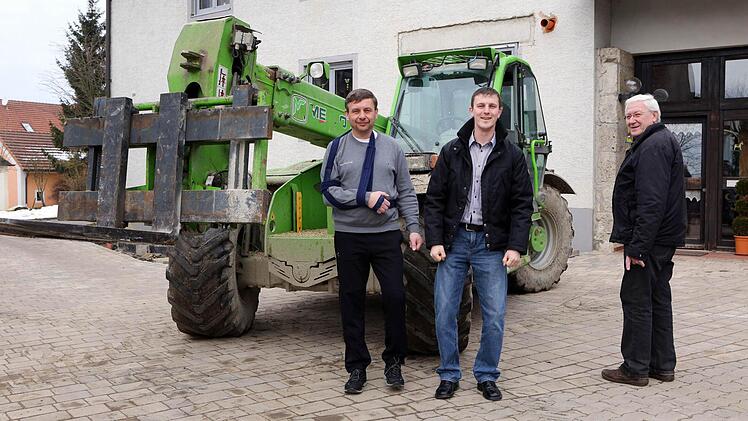Der bisherige Vorsitzende Andreas Will (rechts) übergibt den Maschinenring Bamberg in jüngere Hände. Zu seinem Nachfolger wurde Andreas Hoffmann (Mitte gewählt). Links Geschäftsführer Matthias Weigand. Der Teleskoplader dahinter ist nur eine der vielen Maschinen und Geräte, die der Ring seinen Mitgliedern vermittelt. Foto: Matthias Hoch