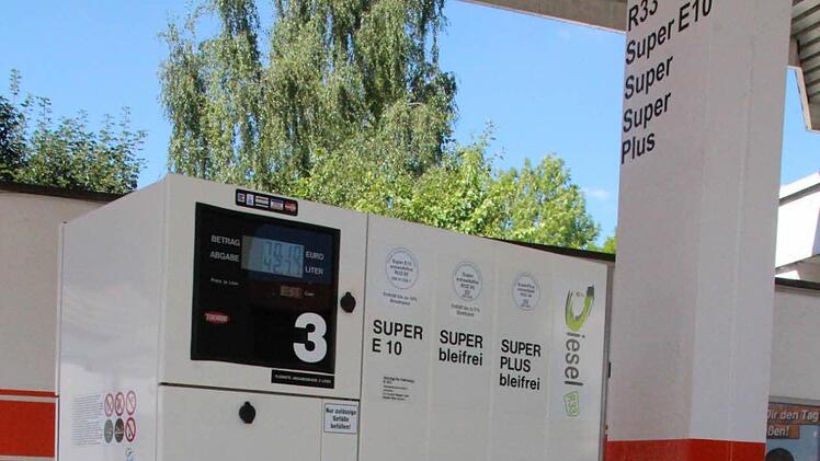Zwei Zapfsäulen an der Tankstelle in der Raststraße spucken schon den R 33 aus. Er kostet genausoviel wie der herkömmliche Diesel.