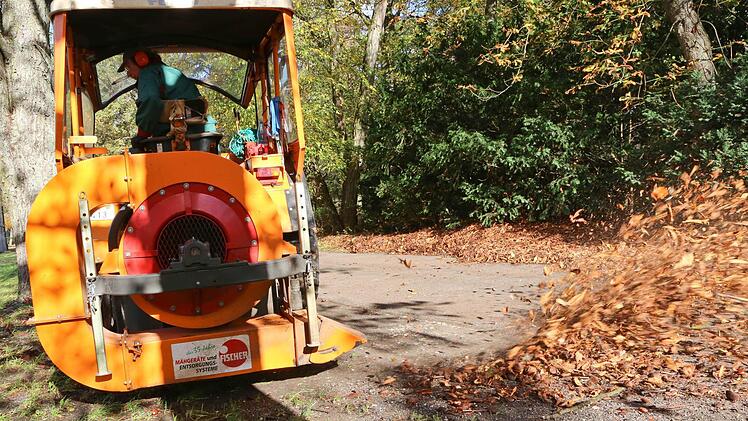 Das Laubblasgerät am Schlepper hat richtig Power Foto: Barbara Herbst