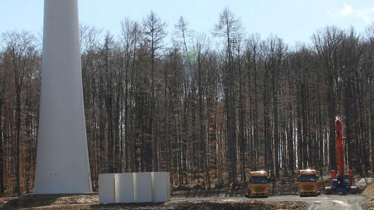 Das Windrad eins entsteht im Sailershäuser Wald. Es ist vom Baustopp des Verwaltungsgerichts ebenso wie die Windräder zwei bis vier nicht betroffen. Der Baustopp gilt für die Anlagen fünf bis zehn.  Foto: Klaus Schmitt