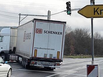 Seit Mittwoch gibt es eine neue Ampelschaltung. In Richtung Kronach biegt man nun ausschließlich mit einem Grünpfeil ab.  Fotos: Andreas Schmitt