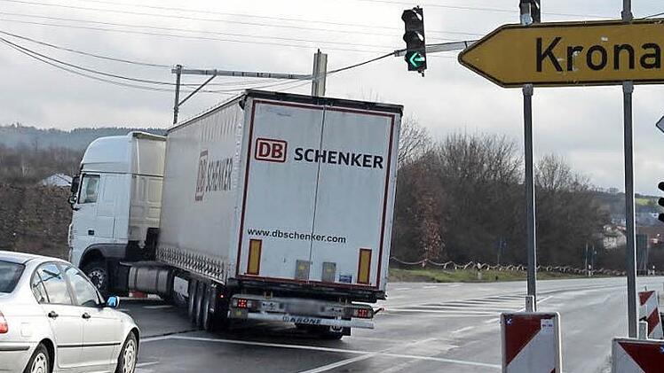 Seit Mittwoch gibt es eine neue Ampelschaltung. In Richtung Kronach biegt man nun ausschließlich mit einem Grünpfeil ab.  Fotos: Andreas Schmitt