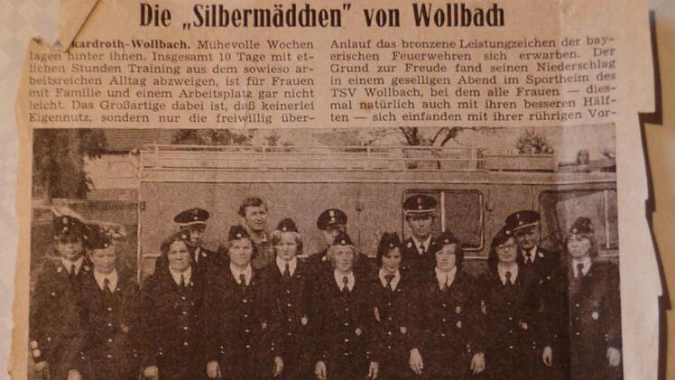 DSC 5021 - Ein Zeitungsartikel von 1973. Damals hatten die Wollbacherinnen als erster Damenlöschtrupp das Leistungsabzeichen in Silber abgelegt.  Foto: Sonja Schmitt