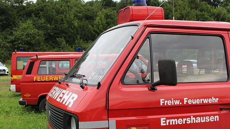 Auf dem Parkplatz reiht sich ein Feuerwehrauto ans nächste. Foto: Lisa Kieslinger