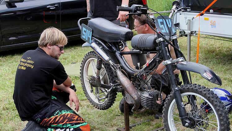 Das "Göller-Racing-Team" aus Zeil mit kritischem Blick