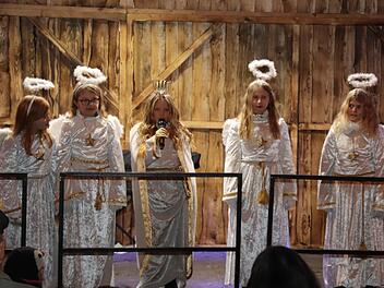 Christkind Vera und seine Engel begrüßen die Gäste der Schlossweihnacht.  Fotos: Johanna Blum