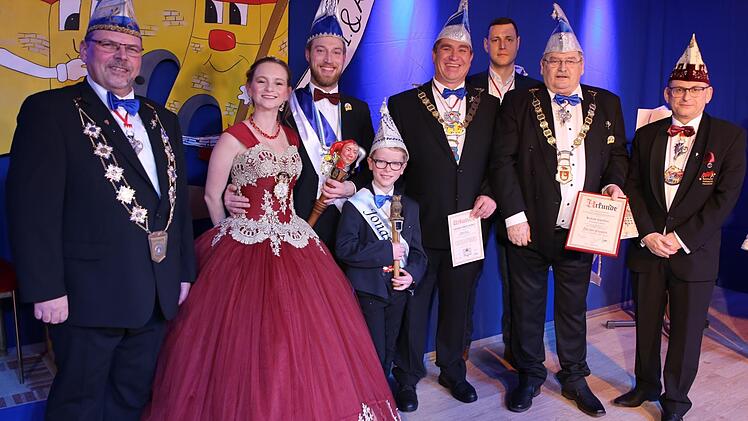 Verdiente Akteure des Faschingsvereins Seßlach zeichnete Gernot Schöpf vom Faschingsverband Franken (FVF) am Freitagabend beim ersten Bunten Abend 2020 aus: Rudolf Günther bekam den Till von Franken in Silber, Marcel Eckstein und Wolfgang Brasch nahmen den Verdienstorden des FVF entgegen. Das freute auch Kinderprinz Jonas II. sowie die Tollitäten Alexander I. und Laura I. sowie Präsident und Moderator Jens-Peter Scholz (von rechts). Foto: Bettina Knauth