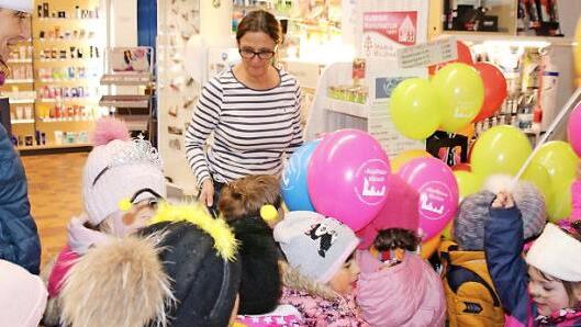 Bei Eisen-Krais gab es Luftballons für die kleinen Narren.  Foto: Thomas Malz
