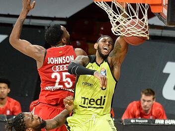 Mit Urgewalt zum Korb: Bayreuths Dererk Pardon (rechts) ist von zwei M&uuml;nchnern nicht zu stoppen und verk&uuml;rzt per Dunking zum 35:48. Gegen den Favoriten verlor Medi letztlich klar.