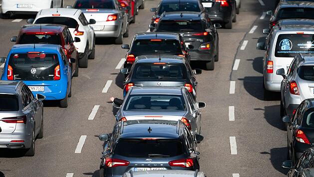 A6 bei Feuchtwangen: Vollsperrung und Stau nach Unfall - zwei Verletzte