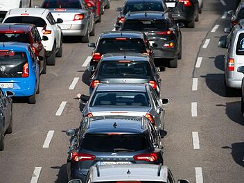 A6 bei Feuchtwangen: Vollsperrung und Stau nach Unfall - zwei Verletzte