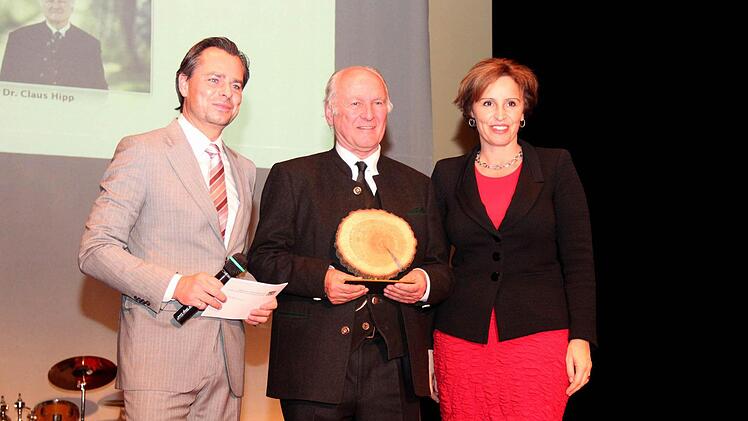 Prof.Dr.Claus Hipp, der Träger des Ehrenpreises, mit Christine Haderthauer und Moderator Michael Sporer